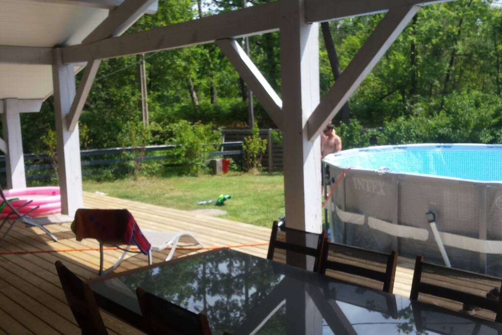 terrasse avec transats table