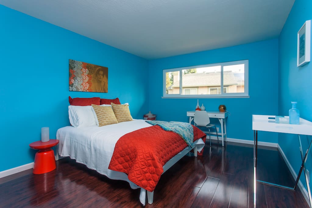 Bedroom - The bedroom is spacious and colorful.
