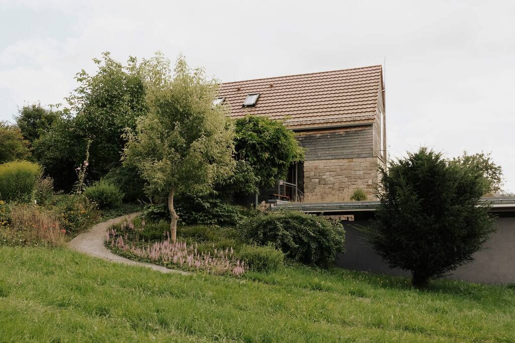 Seitliche Ansicht auf das Ferienhaus