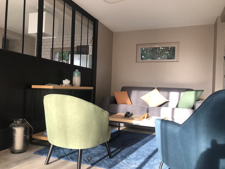 הסלון עם ספה נפתחת חדשה, המיועדת לשימוש יומיומי. 