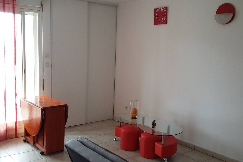 Table basse et table haute avec 4 chaises