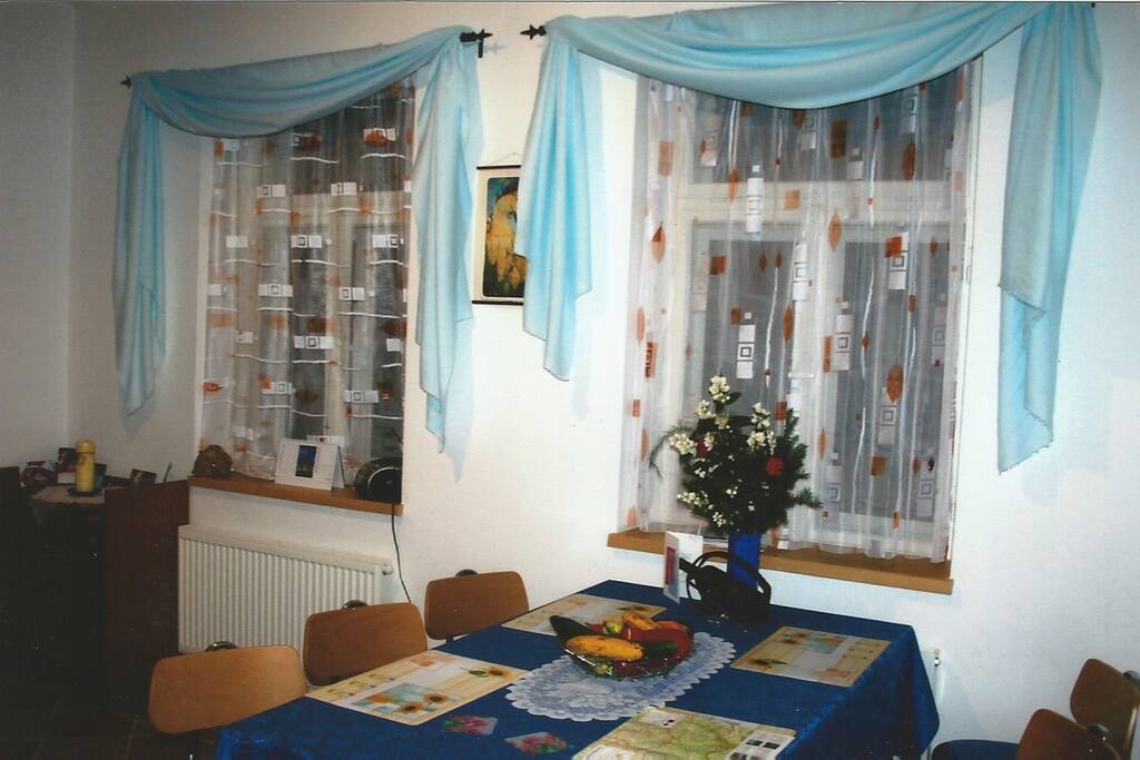 Dinning table (area)