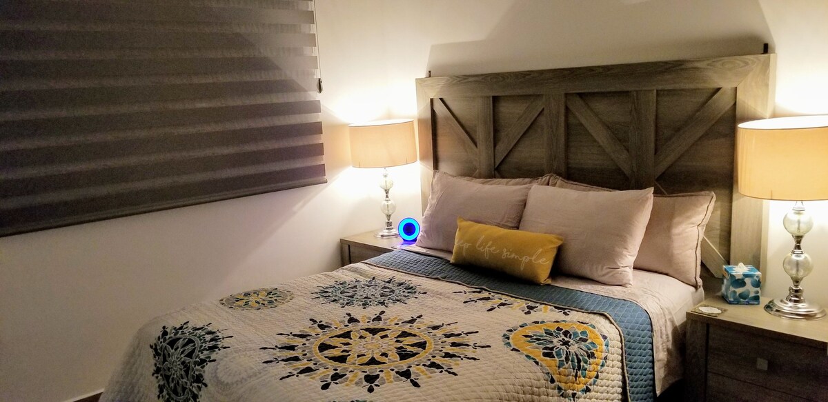 سرير بحجم كوين بغرفة نوم ثالثة مع مرتبة عالية الجودة/وسائد مريحة وساعة  إنذار مع أصوات مريحة ومنفذ شحن 