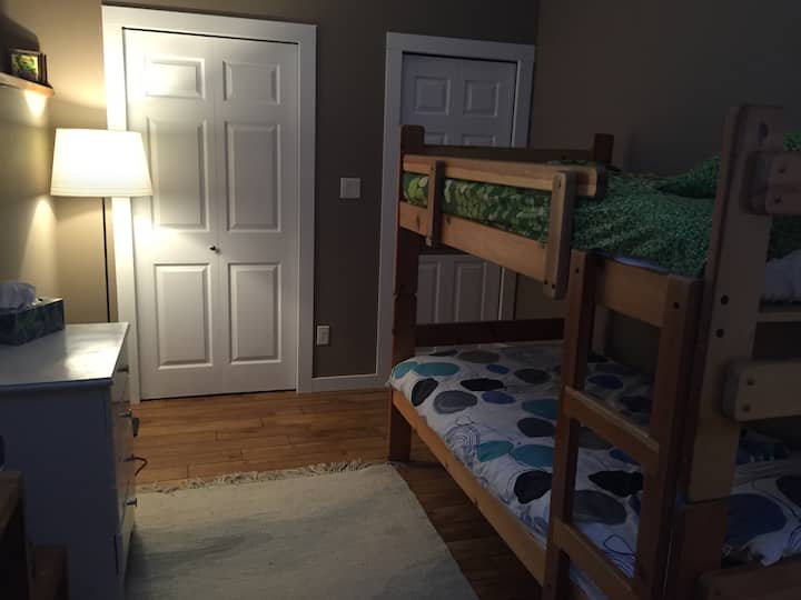 一楼第二间卧室设有双层床