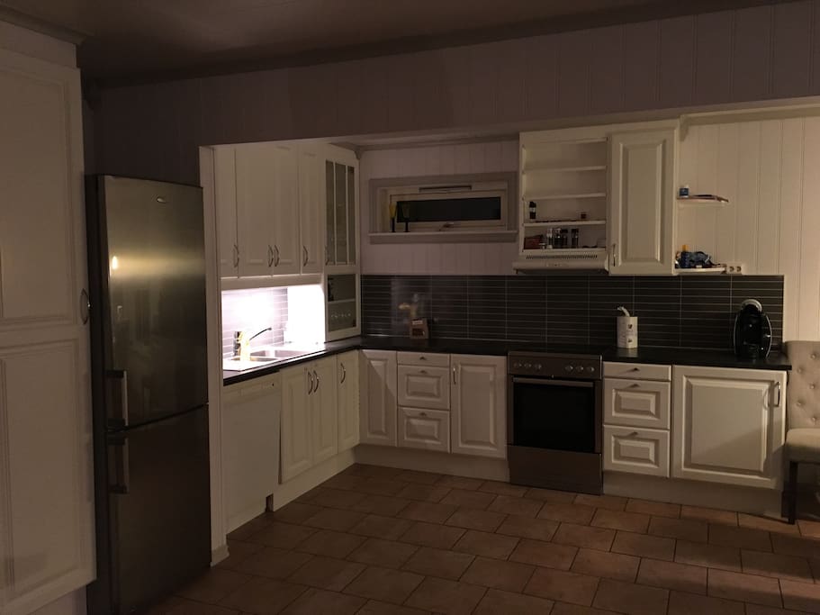 Kitchen with refrigerator, oven and dishwasher