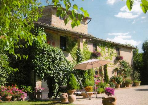 Stunning villa, pool and party barn, near Tuscany