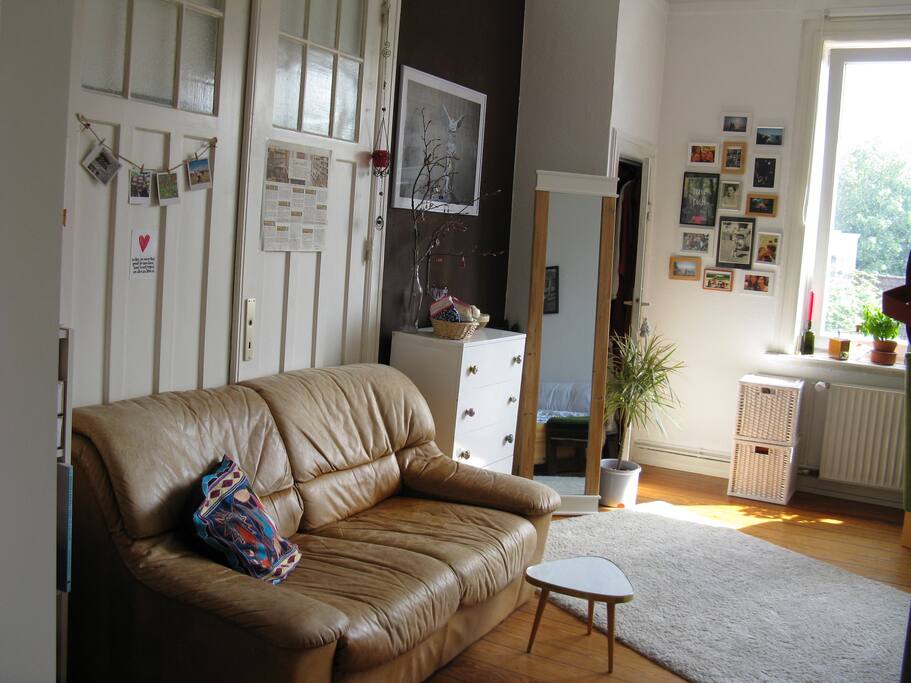 Ledersofa, Kommode, Einbauschrank