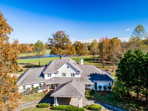 FRESH AIR ON PARK-LIKE FARM LUXURY 6BR GUEST SPACE