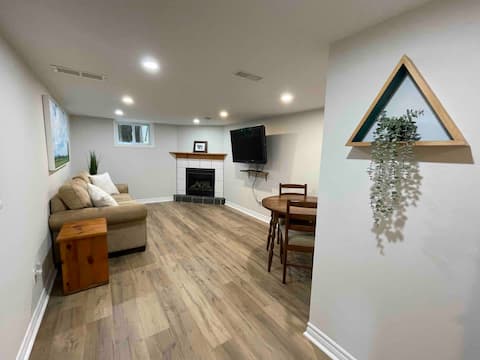 Private cozy unit, mins from 401