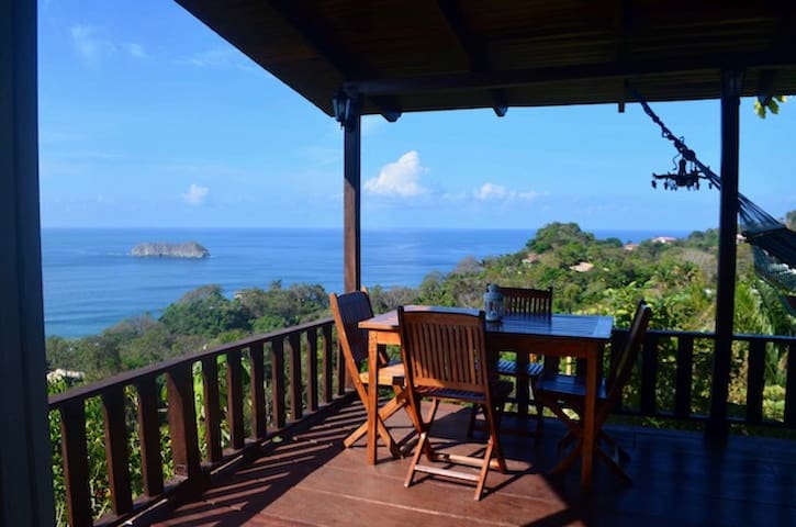 Entire home with 2 bedrooms in Quepos - Casa Neruda