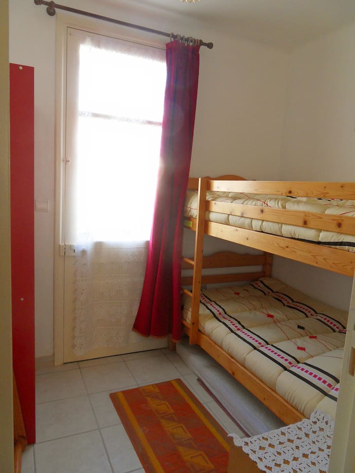 habitación infantil con literas 