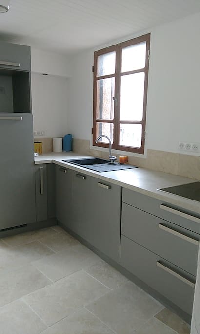 Cuisine équipée avec vue sur le clocher