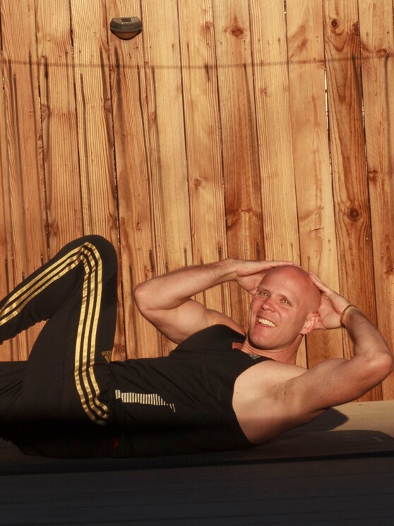 Show full-screen, host-provided image