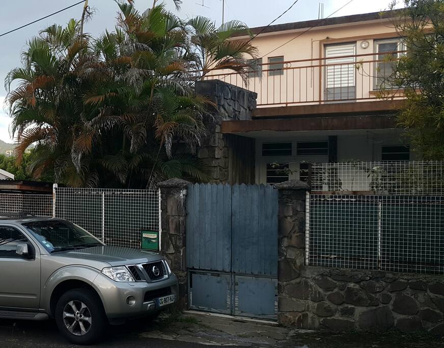 Situé à l'étage d'une villa, ce logement indépendant dispose également d'une zone de stationnement juste devant l'entrée principale.
