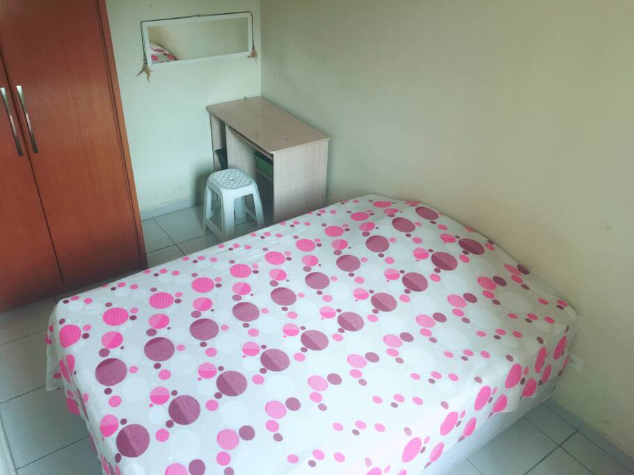 Outra foto do quarto de um ângulo diferente