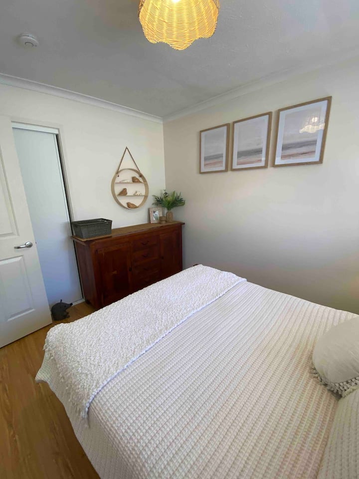 ห้องนอนที่ 2 พร้อมเตียงคู่ตู้เสื้อผ้าและลิ้นชัก 