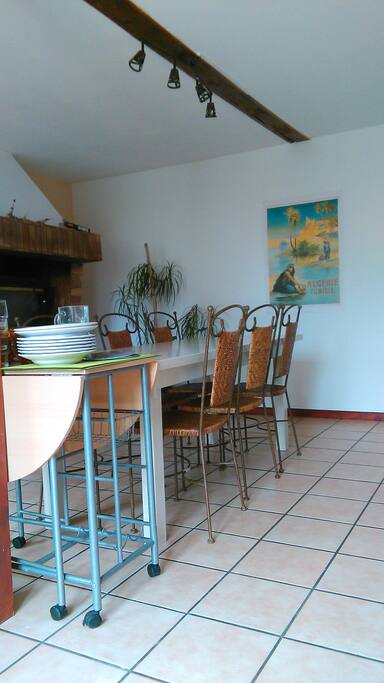 Salle à manger. Table 6 à 8 personnes.