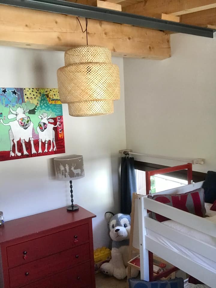 Dormitorio #3 (litera para niños en el nivel superior dúplex)