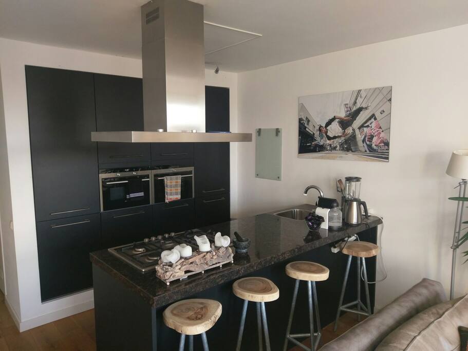 Enjoy a glass of wine together chilling out at the cooking island. Oven, microwave, steam oven, nespresso, blender