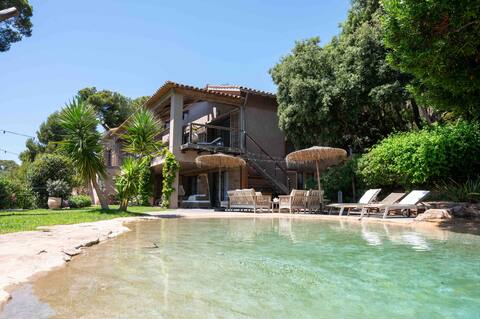 450 m2 waterfront villa with stunning pool view