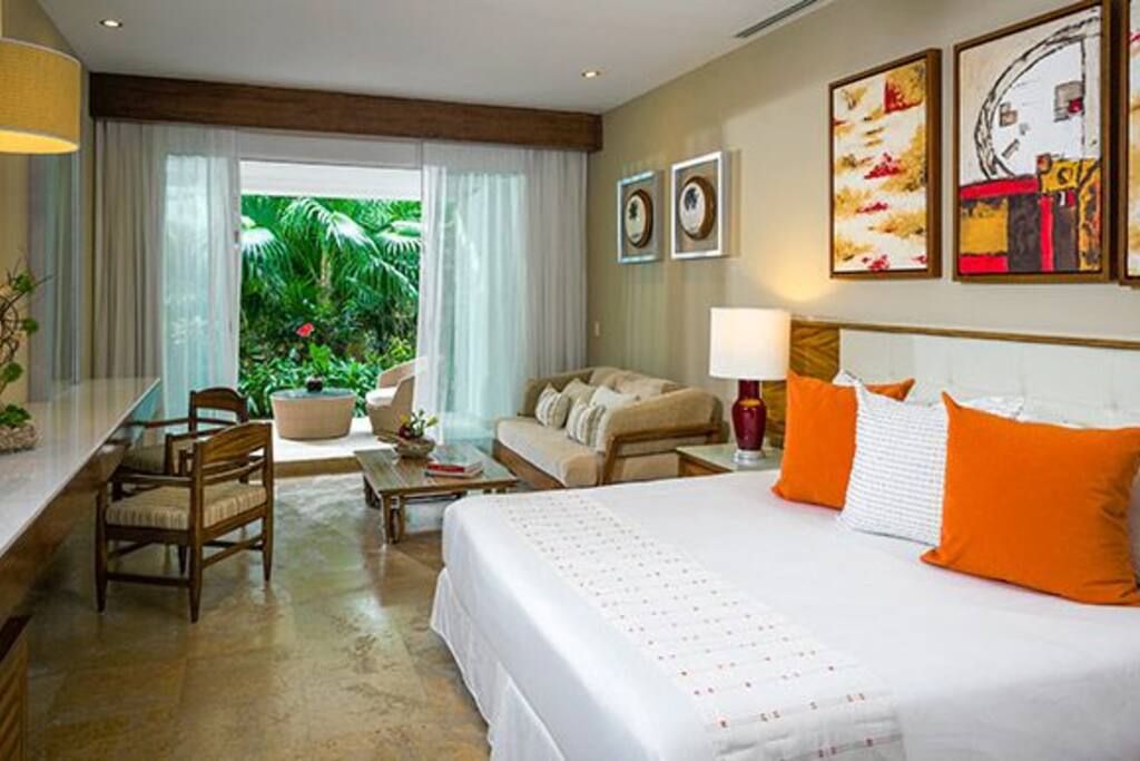 Each room has a 42' LCD TV, a sofa that folds out to be an extra bed, a spacious bathroom with toilet, shower and jetted tub.