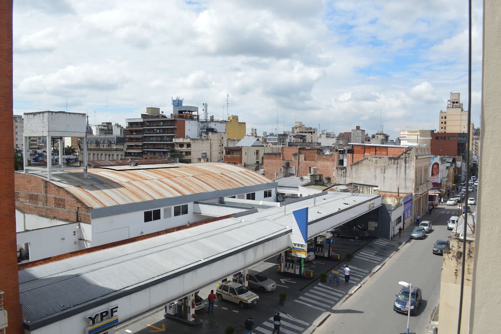 vista al centro de la ciudad, estación de servicios al frente.