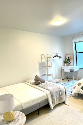 Sunny 4bdrm apt in LES manhattan with views