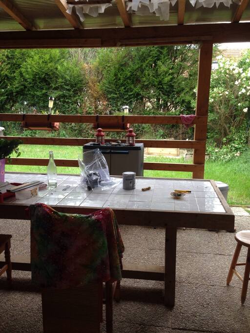 la terrasse extérieure couverte et donnant sur le jardin (accès libre)