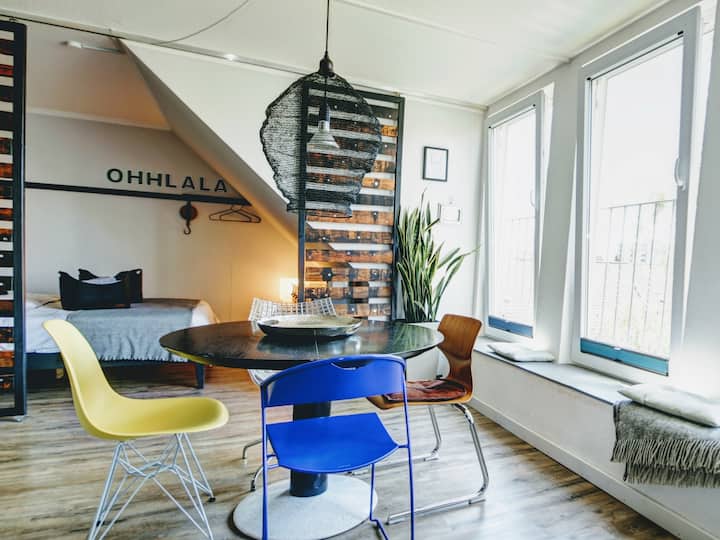 Интерьер однушки в стиле лофт. Комната 24кв в стиле лофт. Less loft. Лофт конюшенная 2в. Less loft.