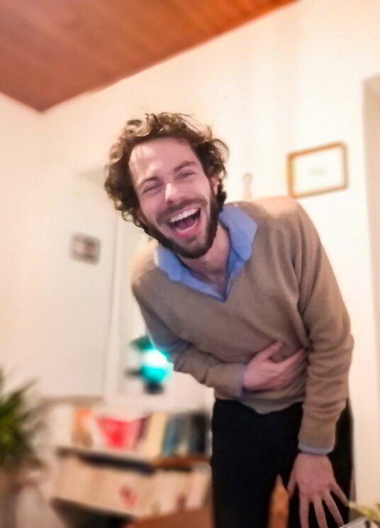 Show full-screen, host-provided image