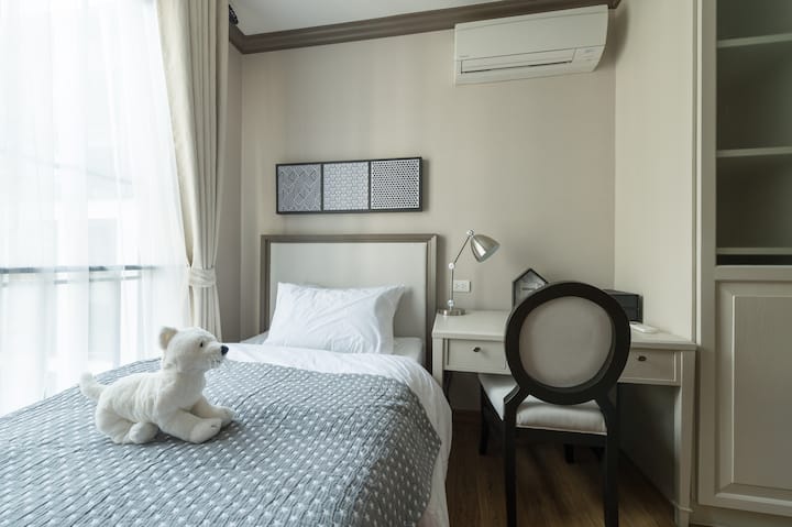 Hermoso segundo dormitorio con un escritorio de trabajo y armario