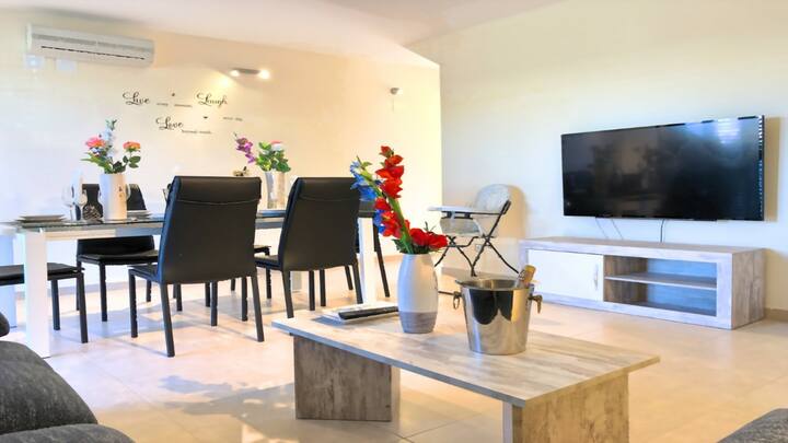 ห้องนั่งเล่น/ห้องรับประทานอาหารขนาดใหญ่พร้อมสมาร์ททีวีขนาด 60 "และการเข้าถึงลานระเบียงพร้อมบาร์บีคิว