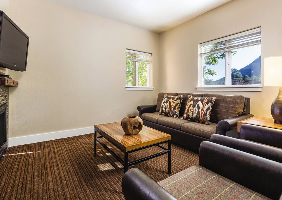 This picture does not show the specific unit being rented. The unit rented will be based on which units are available upon check-in. You are, of course, guaranteed the specific unit-type of your request (i.e. 1 BD, 2 BD, etc.). These pictures are meant to show the property and an example of the room style/décor.