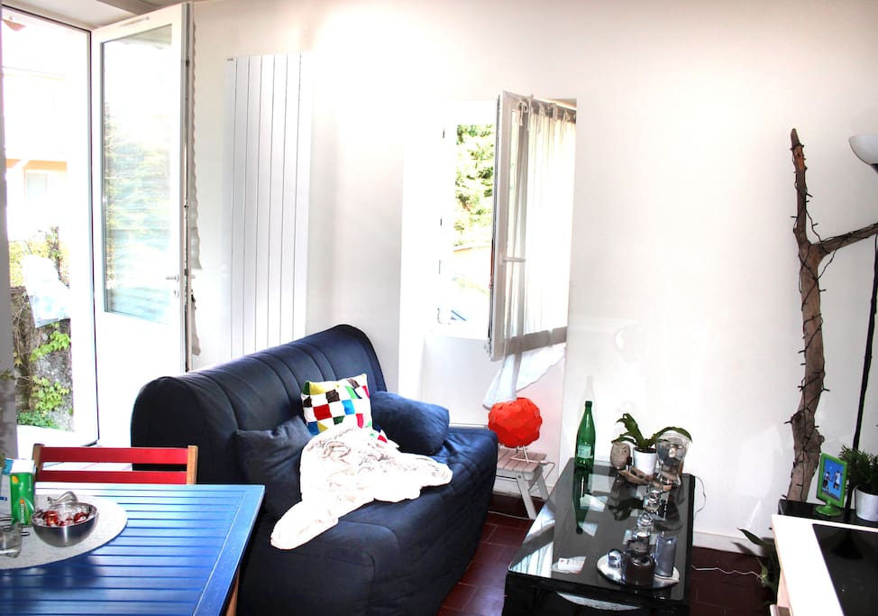 Coin séjour-salon très lumineux avec canapé convertible en 120 cm