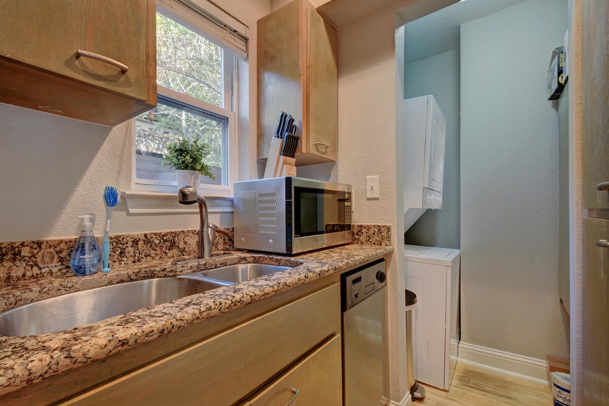 LOCATION & LUXURY - walk to downtown & Whole Foods
