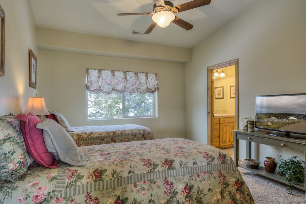 تحتوي غرفة النوم رقم3 على أسرّة مزدوجة يمكن تحويلها إلى سرير كبير وحمام جاك وجيل.