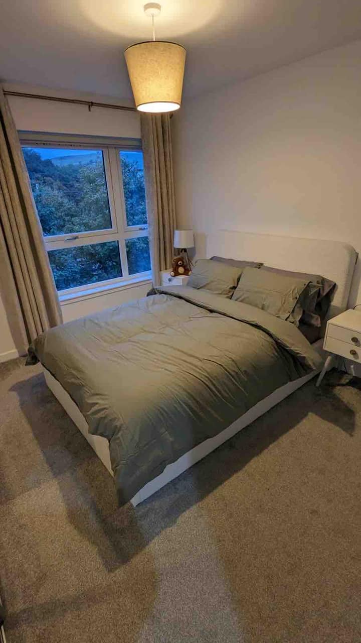 Bračni krevet , ugradbeni ormari i privatna kupaonica s tušem. 