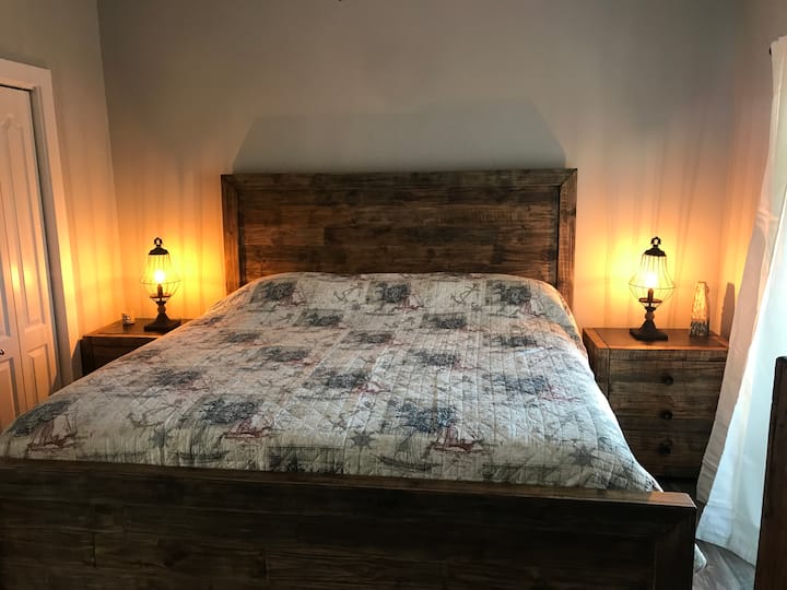 KATI I PARË, SUITA KRYESORE E DYTË ME BALLKON ME PAMJE NGA RRUGA KA BANJË TË PLOTË.