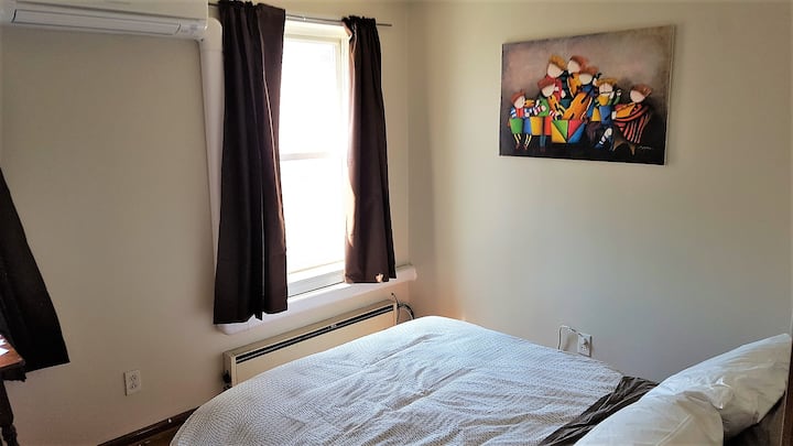 חדר שינה לאורחים, עם מיטה בגודל מלא, ארון גדול ושולחן כתיבה בסגנון וינטג'