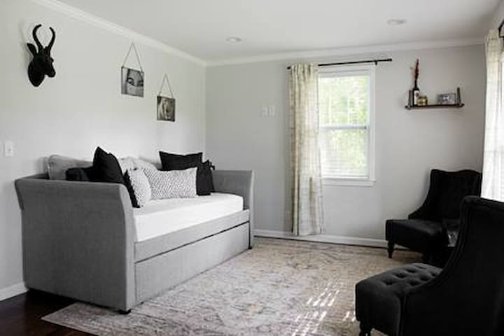 Travel Haven - 12 Minutes Away From Downtown