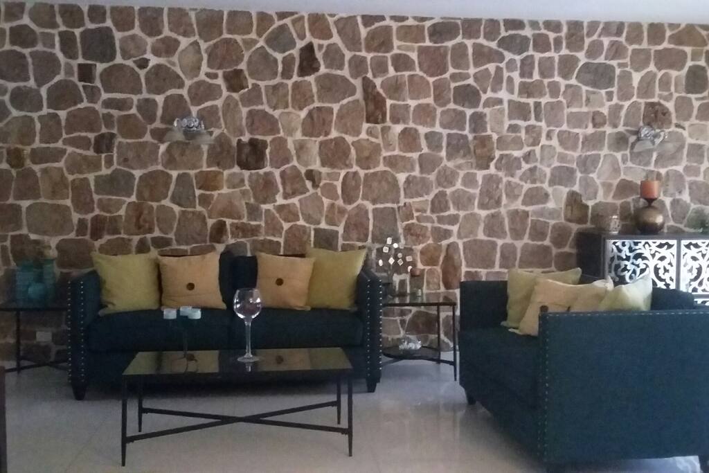 Es una casa acogedora y segura . Apropiada para estar en familia.