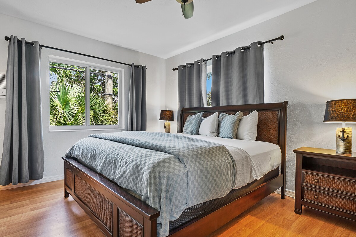 Одделна спална соба со брачен кревет (широк 150-179 см)