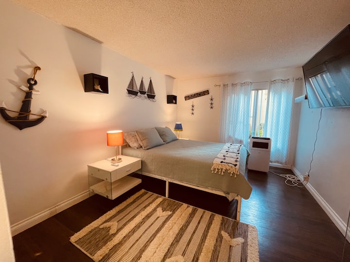 Suite del segundo dormitorio, elegante, acogedora  con aire acondicionado portátil y TV inteligente 