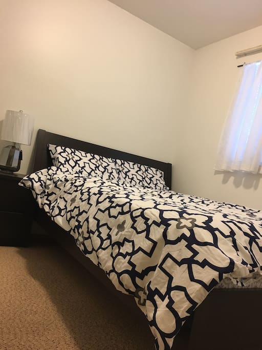 Bed room with queen bed