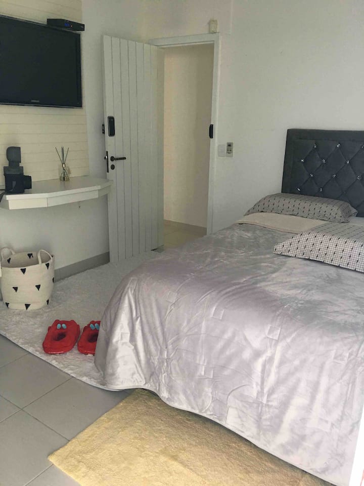 Chambre avec salle de bains privative, lit King Size, télévision 42 pouces, climatisation, etc.