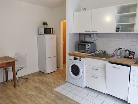 Frisch renovierte helle 2 Zimmer Balkon Tiefgarage