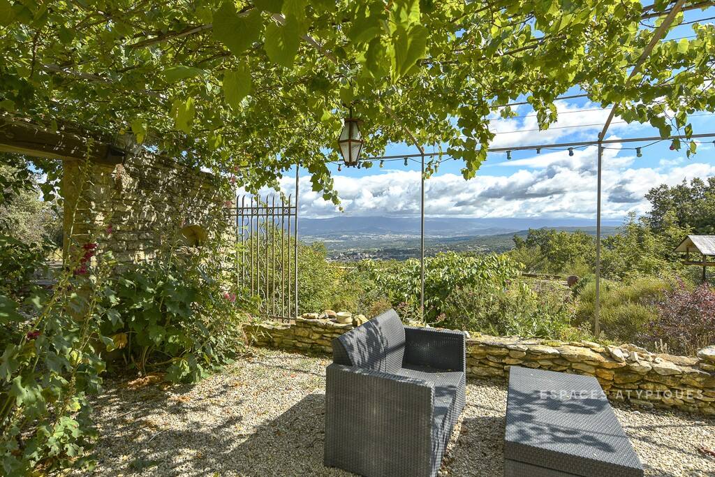 La terrasse devant l'entrée