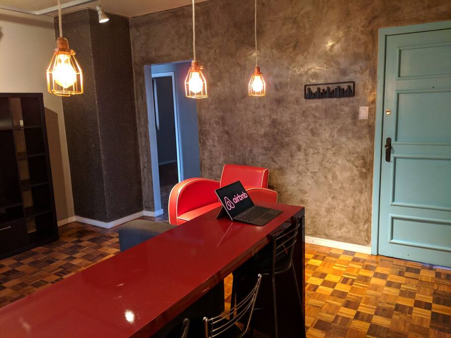 Sala: Mesa para refeições ou trabalho.