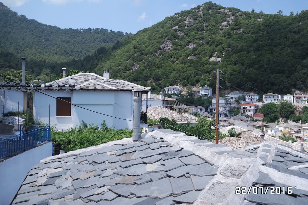 Πλευρική θέα από το μπαλκονάκι.