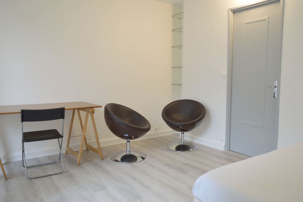 Table & comfy chairs. Behind the door: bathroom & kitchenette